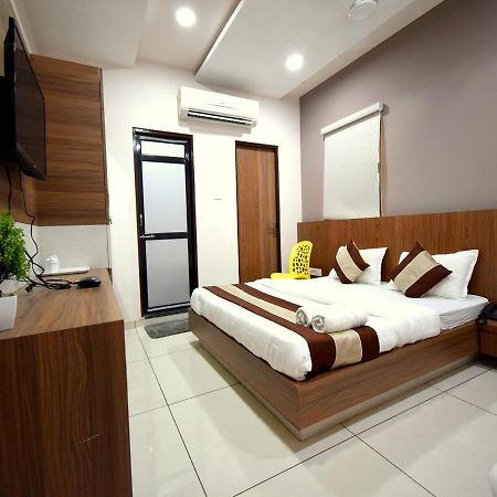 Hotel Embassy Kalol Екстер'єр фото
