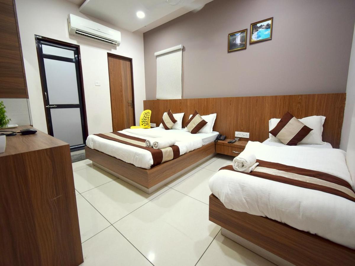 Hotel Embassy Kalol Екстер'єр фото