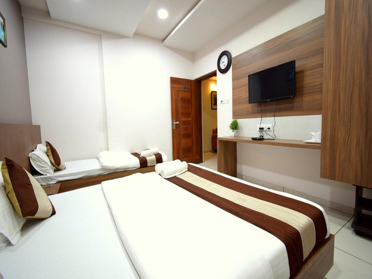 Hotel Embassy Kalol Екстер'єр фото