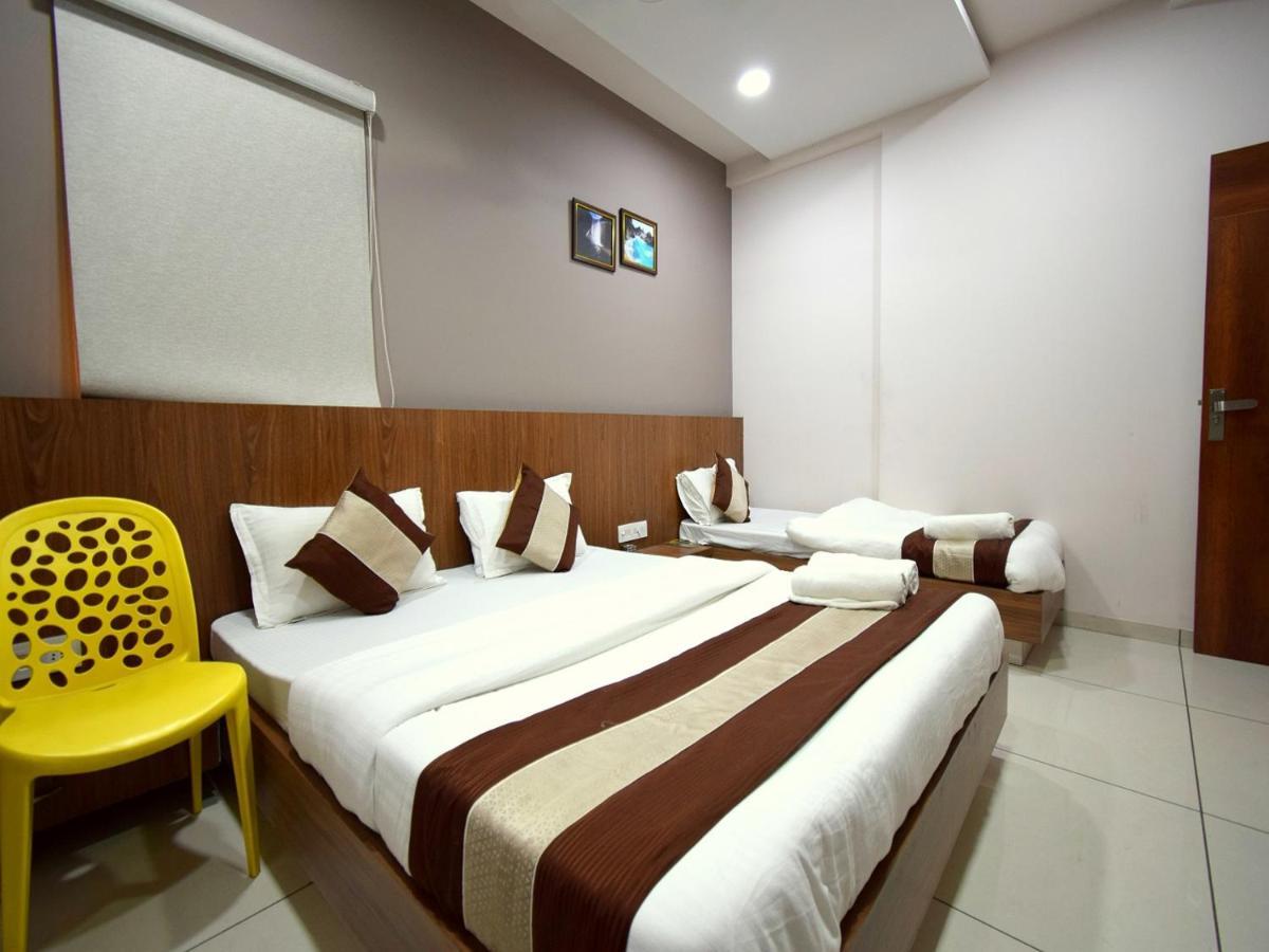Hotel Embassy Kalol Екстер'єр фото