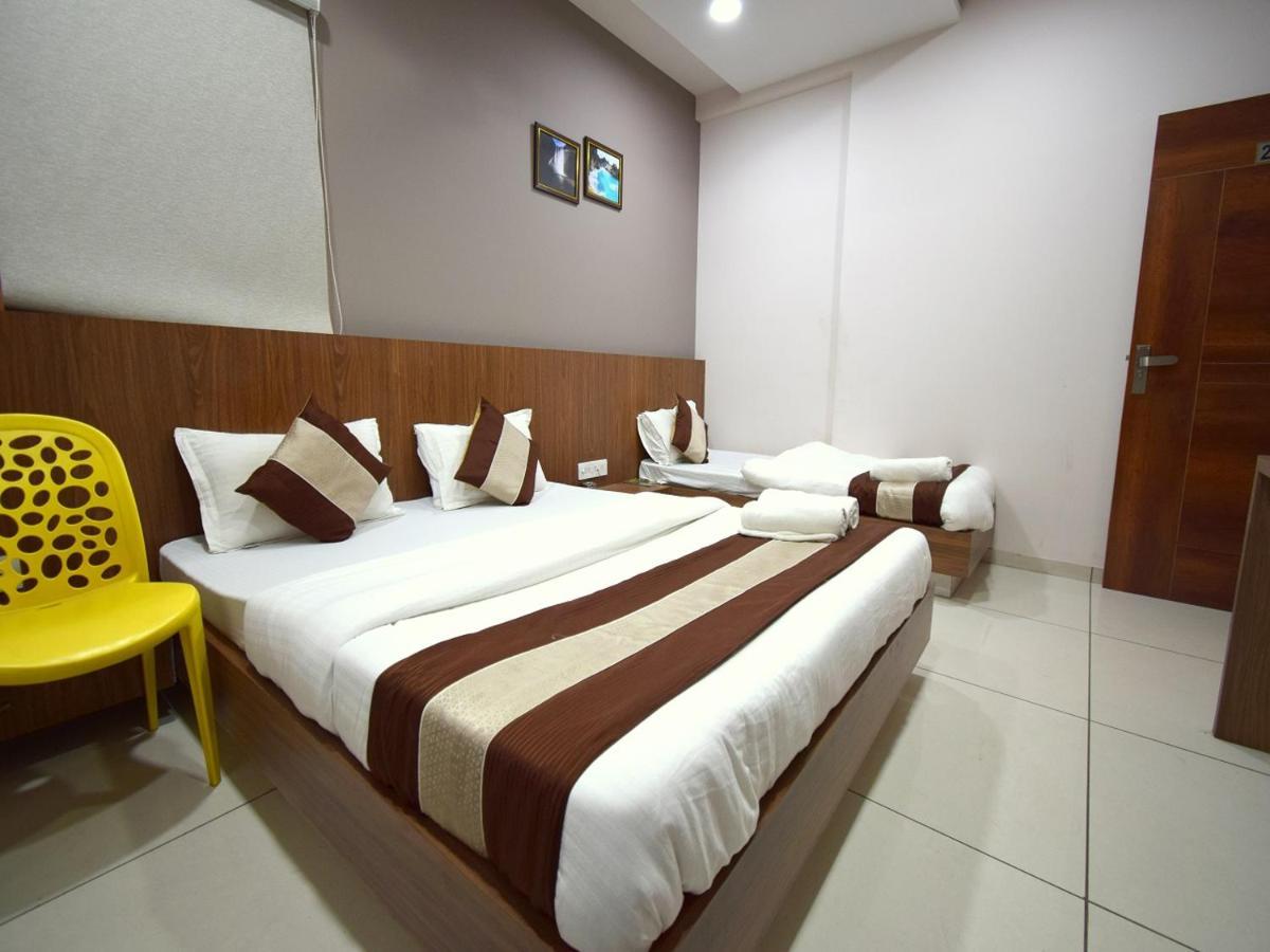 Hotel Embassy Kalol Екстер'єр фото