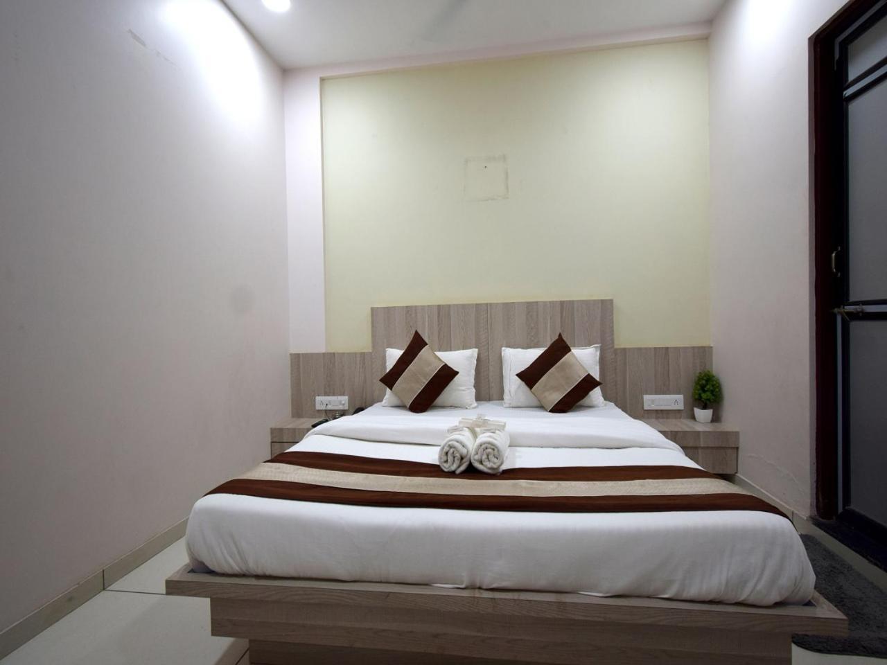 Hotel Embassy Kalol Екстер'єр фото