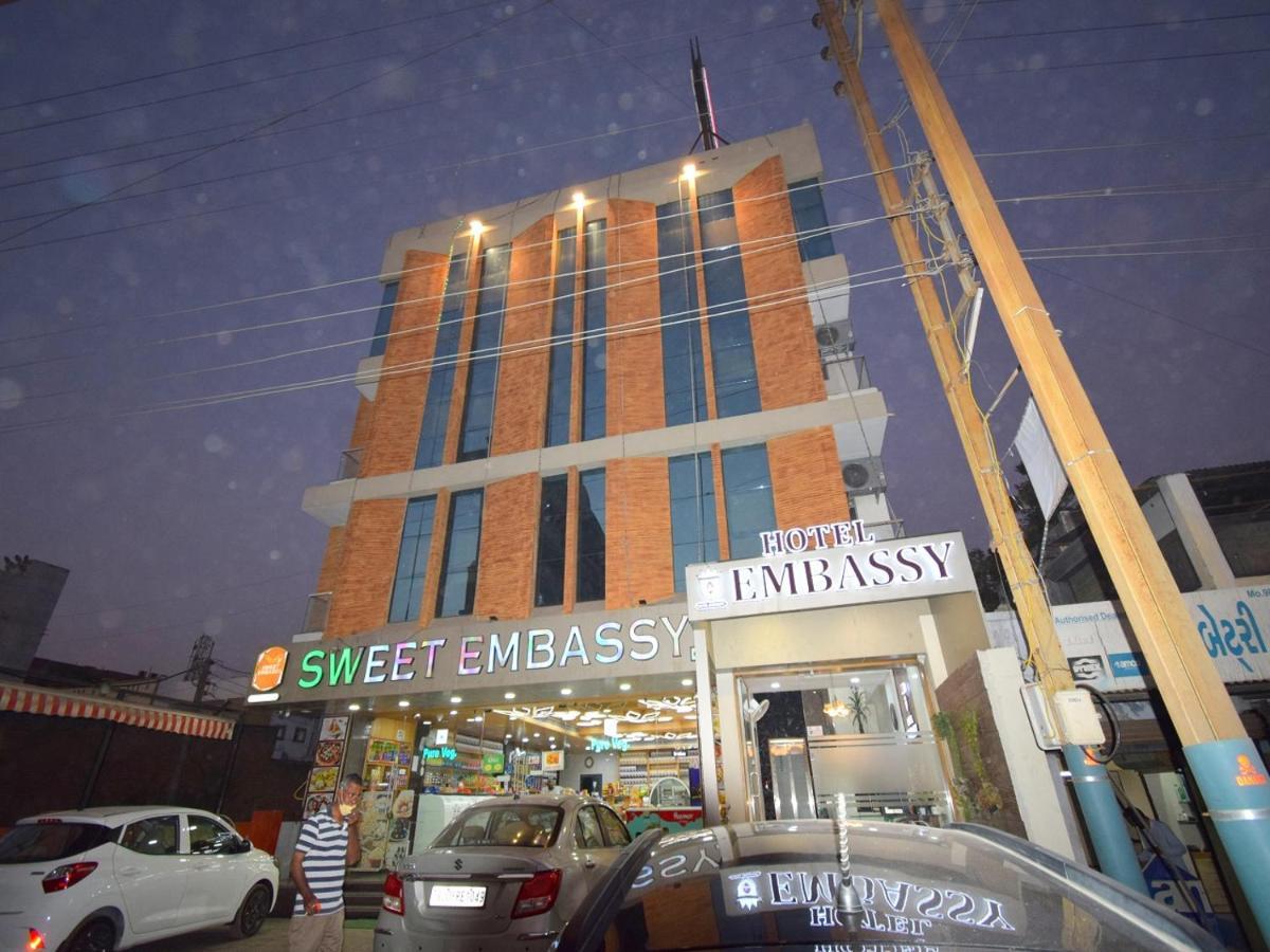 Hotel Embassy Kalol Екстер'єр фото