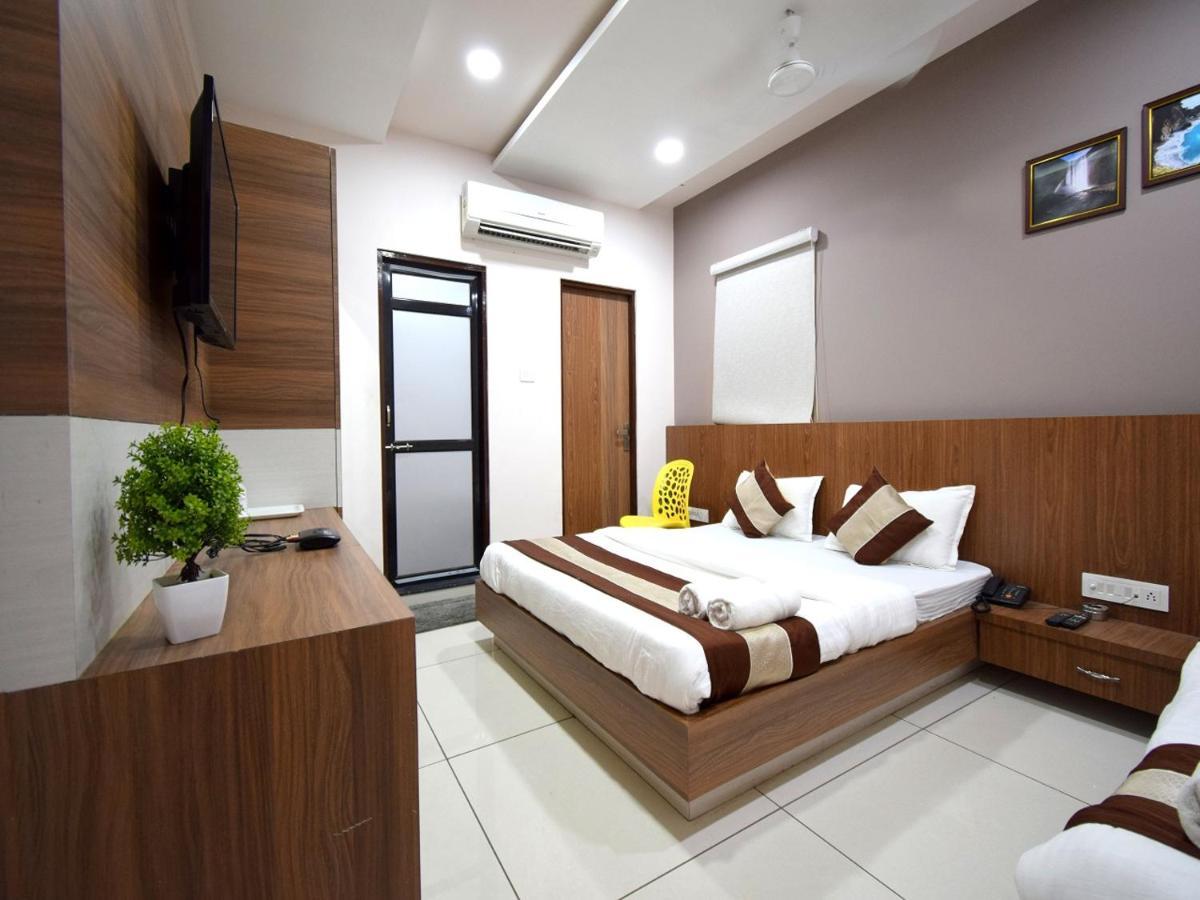 Hotel Embassy Kalol Екстер'єр фото