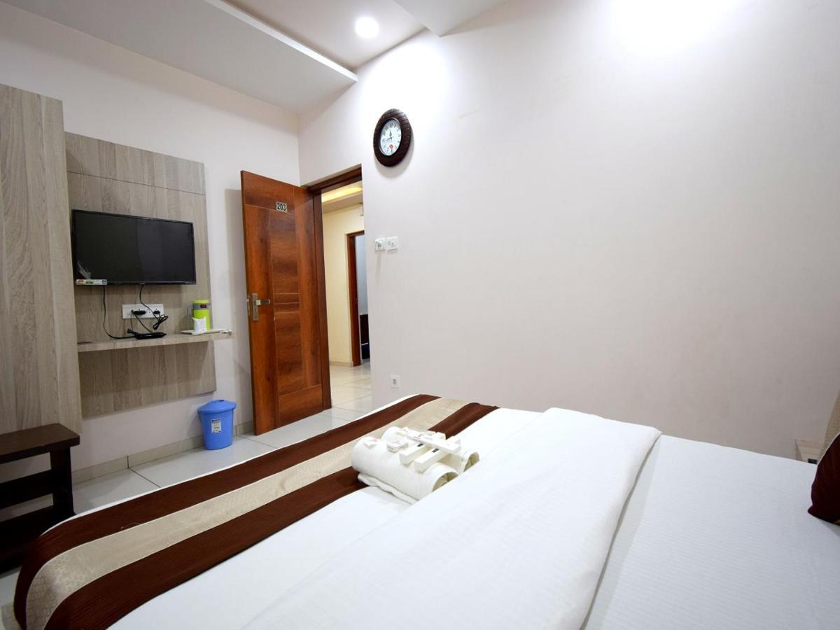 Hotel Embassy Kalol Екстер'єр фото