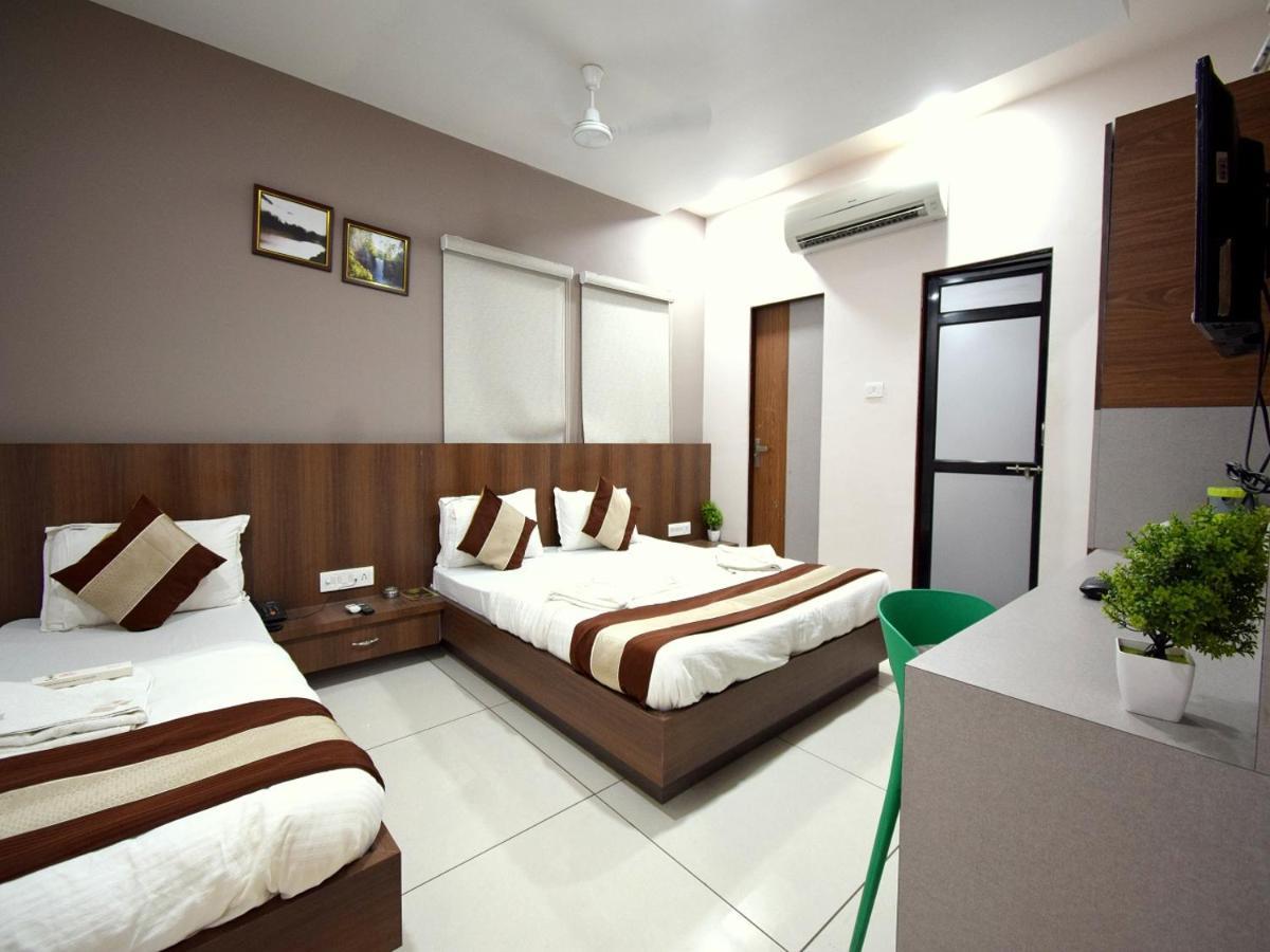 Hotel Embassy Kalol Екстер'єр фото