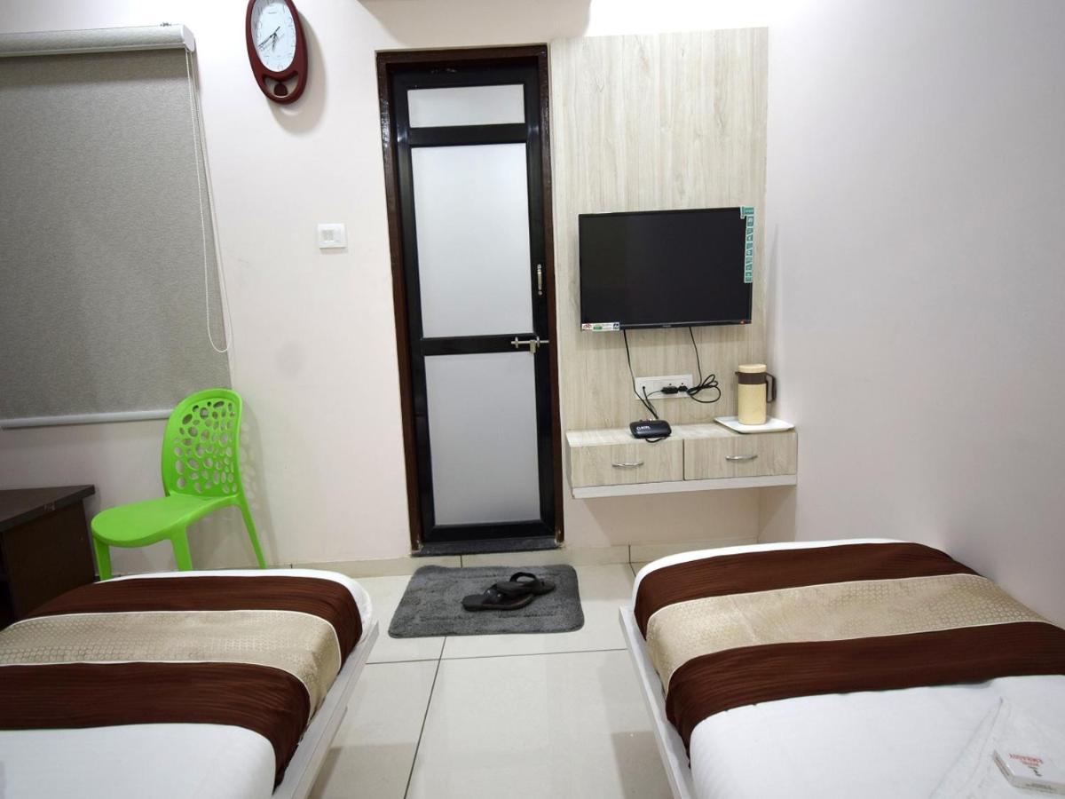 Hotel Embassy Kalol Екстер'єр фото