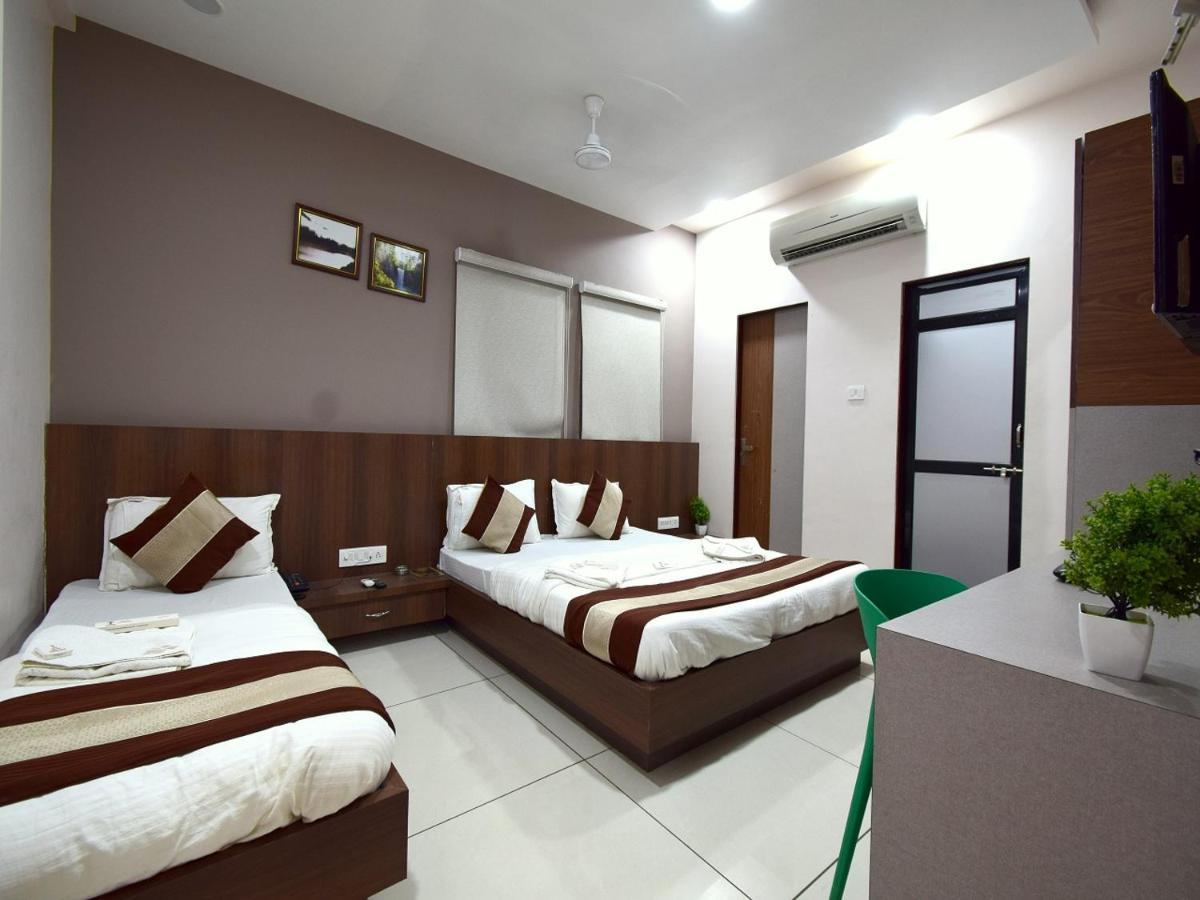 Hotel Embassy Kalol Екстер'єр фото