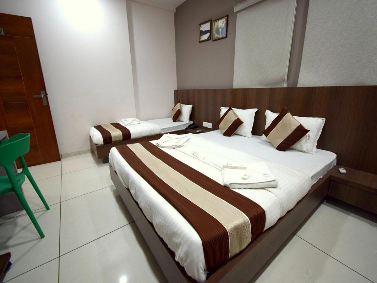 Hotel Embassy Kalol Екстер'єр фото
