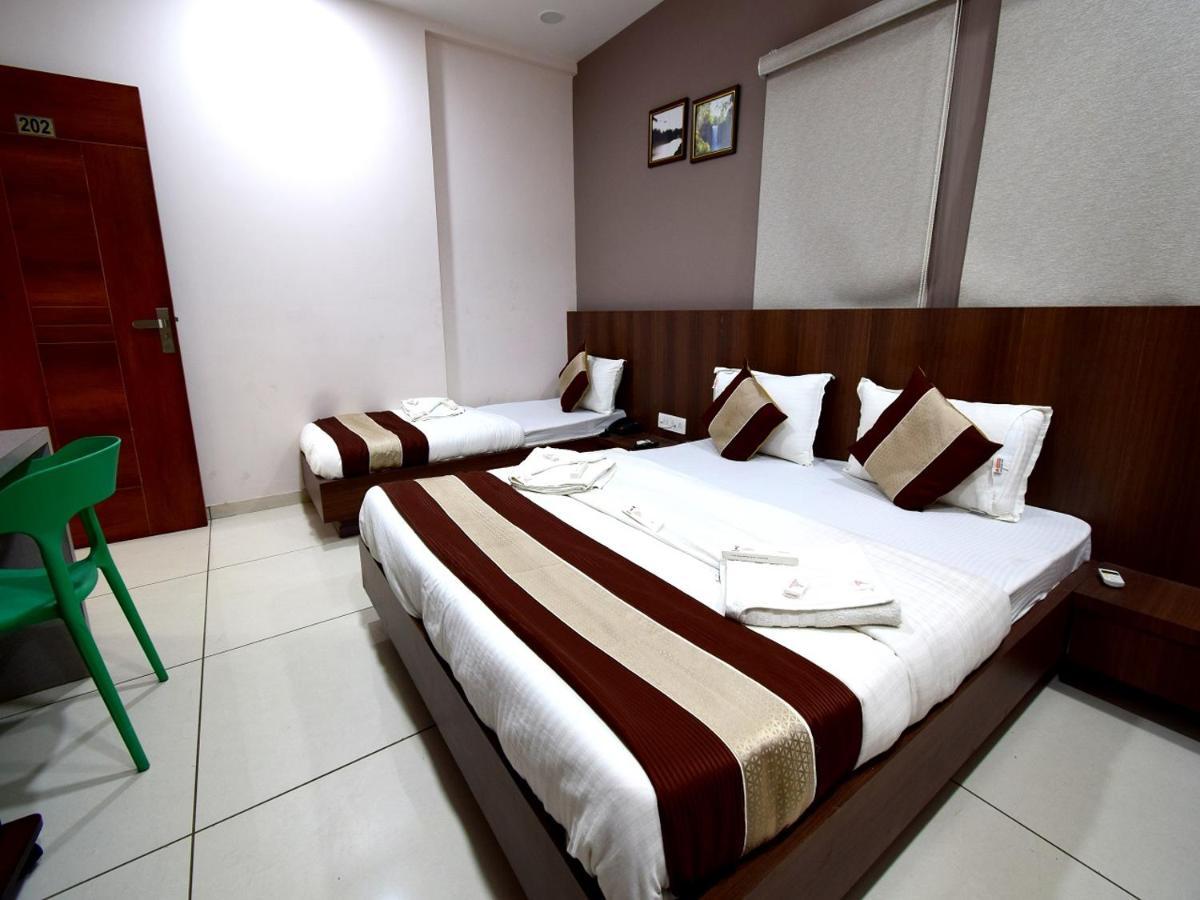 Hotel Embassy Kalol Екстер'єр фото