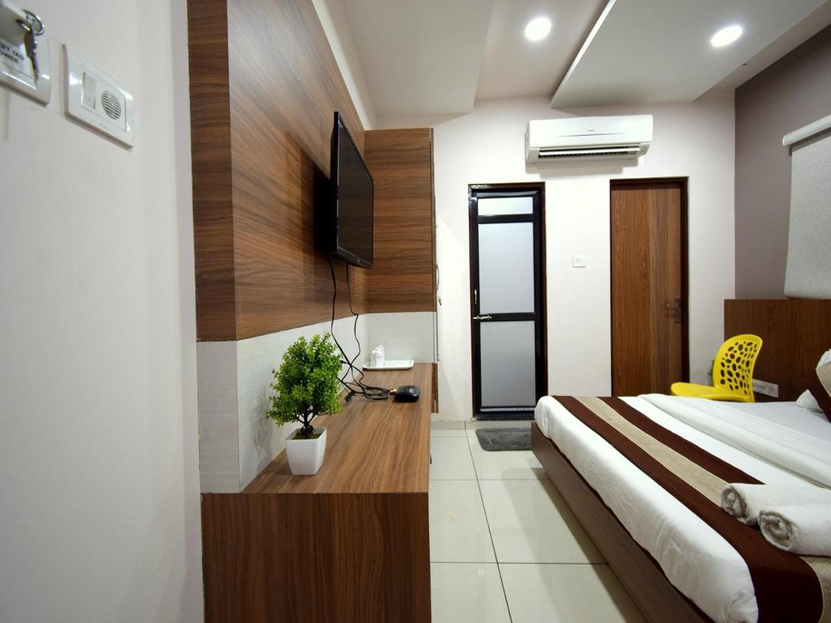 Hotel Embassy Kalol Екстер'єр фото