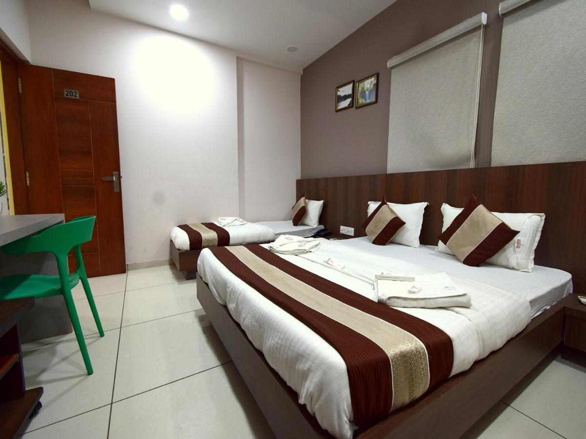 Hotel Embassy Kalol Екстер'єр фото