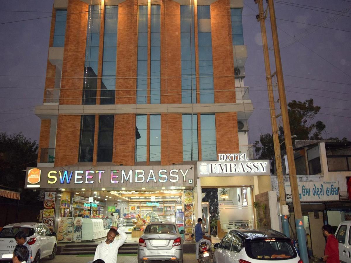 Hotel Embassy Kalol Екстер'єр фото