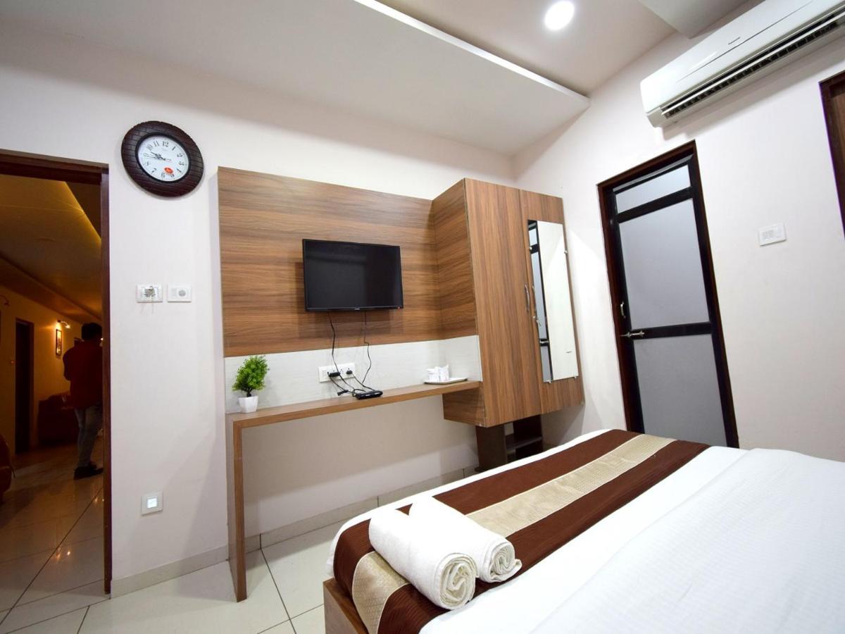 Hotel Embassy Kalol Екстер'єр фото