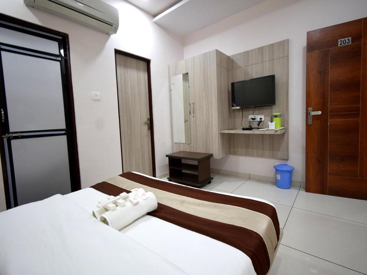 Hotel Embassy Kalol Екстер'єр фото