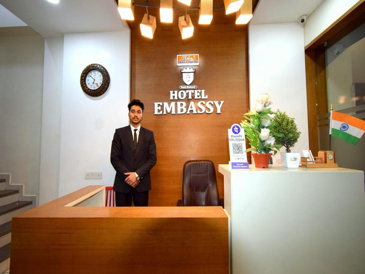 Hotel Embassy Kalol Екстер'єр фото